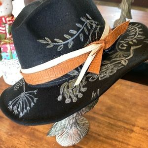 🔥REDUCED 🔥Boho style ranch hat w/custom detail, 23” adjustable interior band.